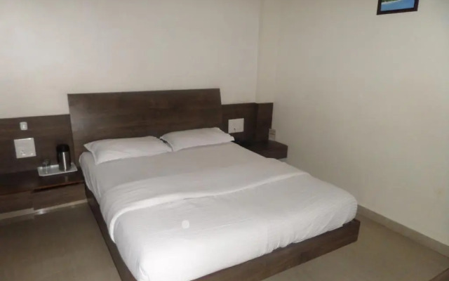 Hotel Mangesh Plaza