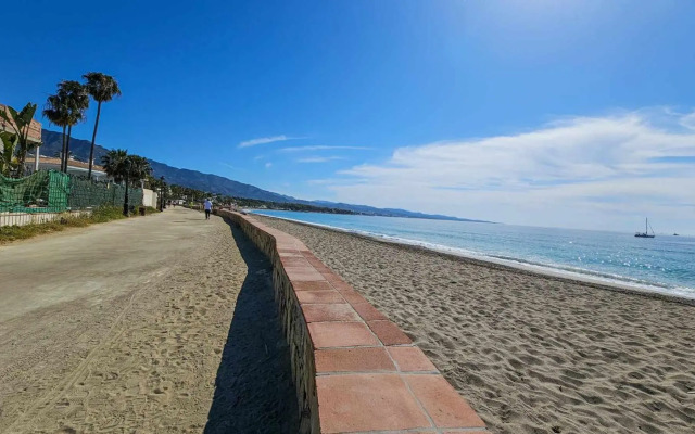 Puerto Banus 2linea playa con piscina y parking privado