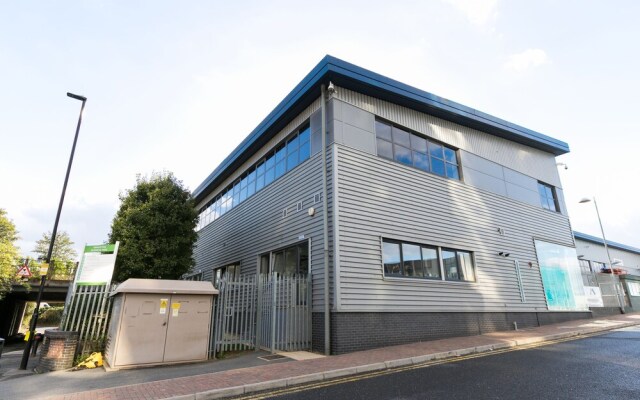 Hanger Lane Apartments (Peymans)