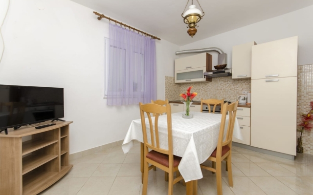 Holiday house More - garden shower: Vinisce, Riviera Trogir