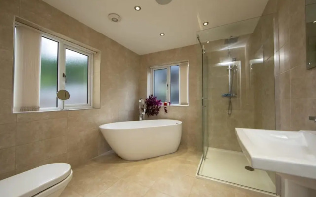 12 Guests - Hot Tub - Free Parking in Huddersfield