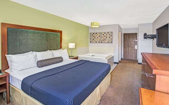 Days Inn by Wyndham Great Lakes - N. Chicago