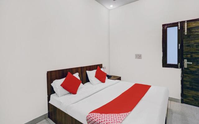 OYO Hotel Prince Near Haiderpur Metro Station