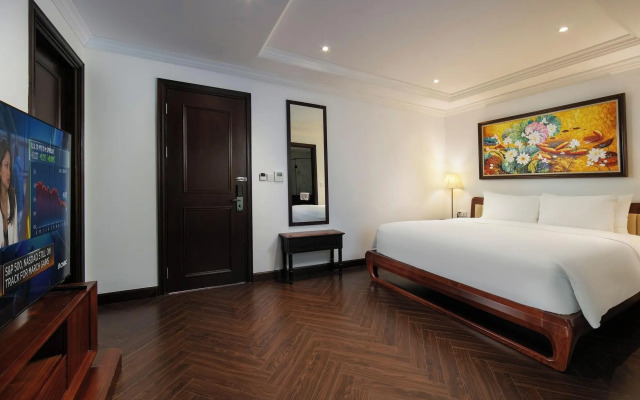 May de Ville Crown Hotel