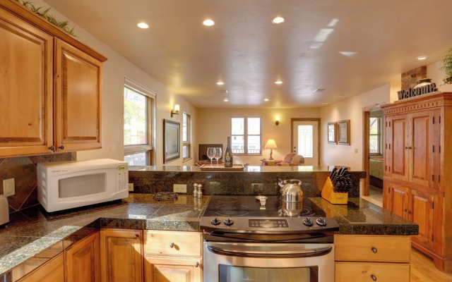 Patio & Mountain Views: Central Ouray Getaway!