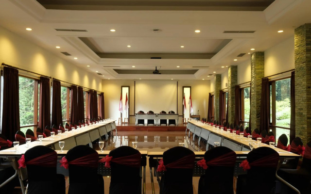 The Grand Hill Bistro Cafe & Resort Hotel