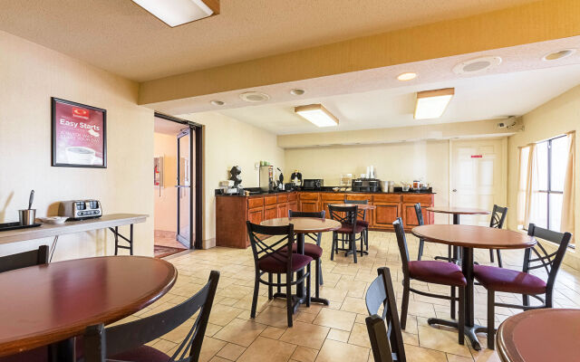 Econo Lodge Inn & Suites