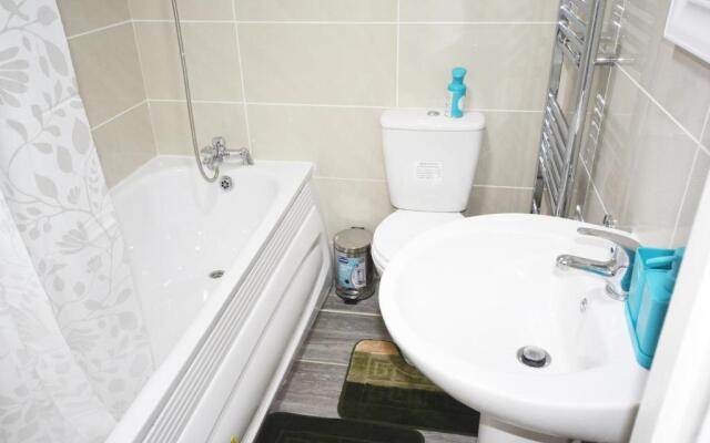 London Zone 2 Three Bedroom Apartment