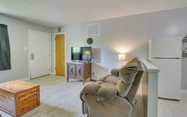 Cozy Youngstown Apartment w/ Central A/C + Heating