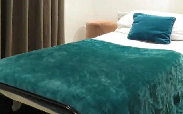 Tudors eSuites Birmingham Townhouse Private Garden Free Parking