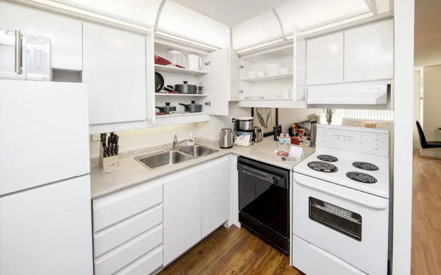 Atlas Suites - Bay & College
