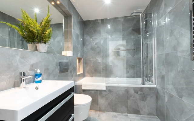 Luxurious 1 Bed Apartment - Free Wifi and Parking