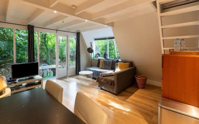 Lanaken Lakeside Cabin Stay