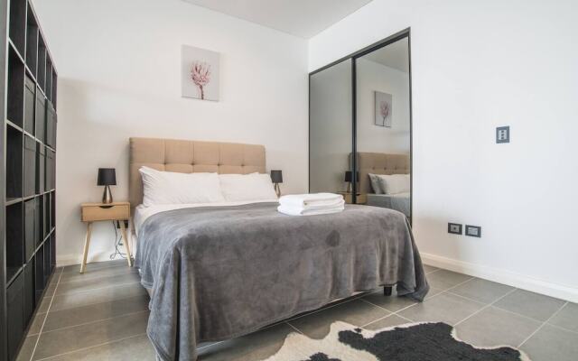 Home With Convenient Location! Close to Train&cbd