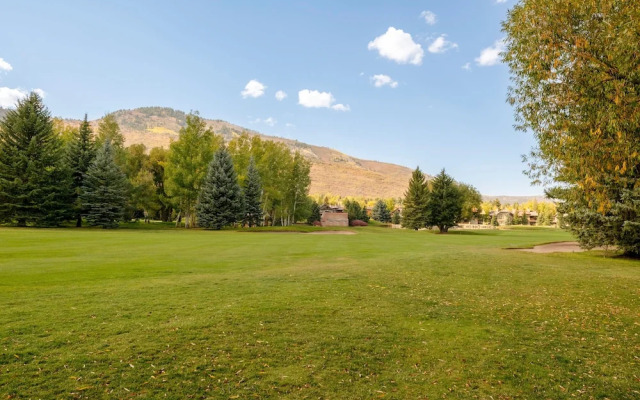 Steps to Ski Trails! Stay at Park Avenue 256 w/ Hot Tub & Pool