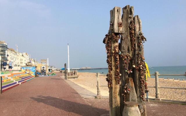 The Hideaway 2mins To The Beach