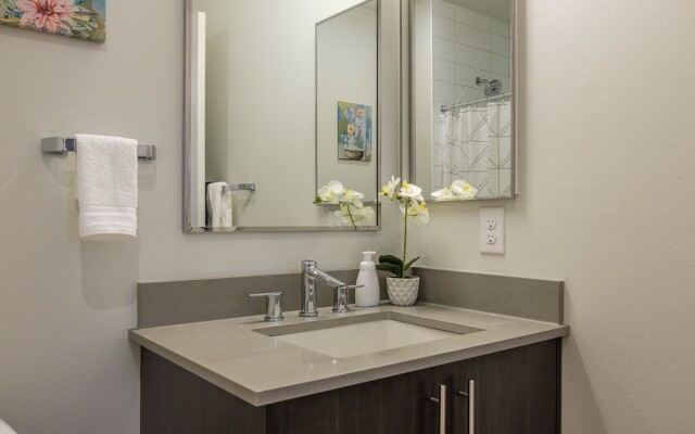 Downtown 2 BR w/ Wifi by Frontdesk