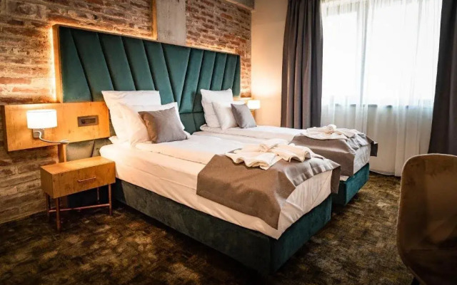 . MUSTANG Boutique Camere de inchiriat