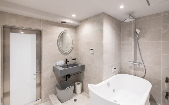 ONE WORLD Sakaisuji Hommachi