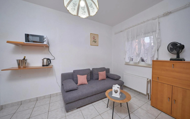 M Entire floor in a spacious house with pool