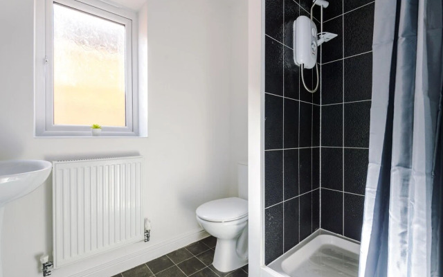 5 Bed House Manchester by MCR Dens