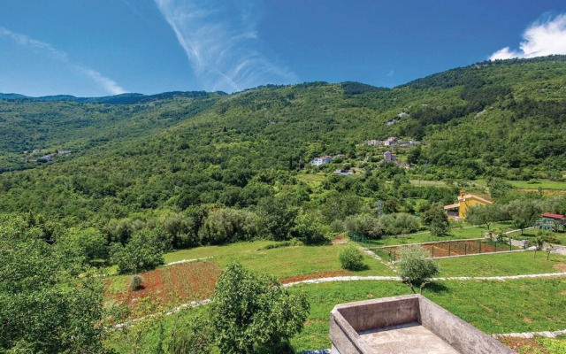 Stunning Apartment in Brsec With 1 Bedrooms and Wifi