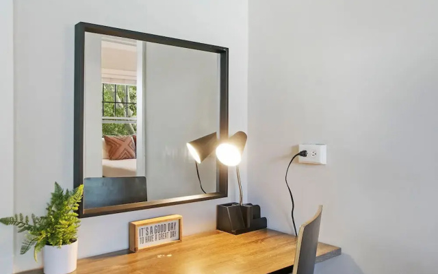 Modern & Stylish 3BR Apt in Rogers Park