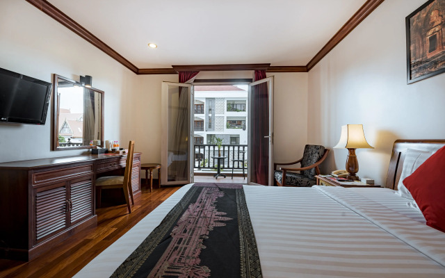 The Suite By Royal Crown Hotel