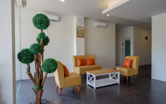 RedDoorz Plus near Solo Baru