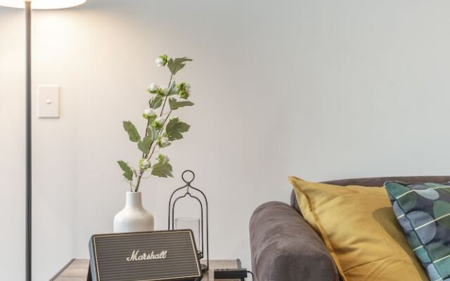 Trendy Melbourne 2 Bedroom Apartment by BnB Pro