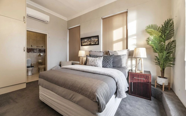 504 Knightsbridge Mansions