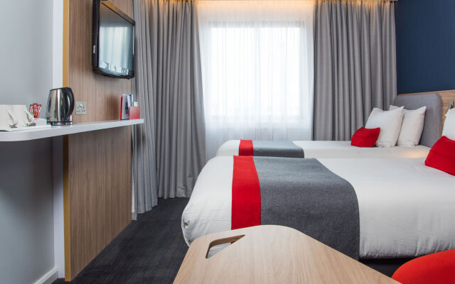 Отель Holiday Inn Express London Luton Airport by IHG