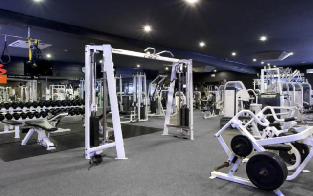 Cool Noosa Home. Central location. A/C. Gym. WIFI. Netflix