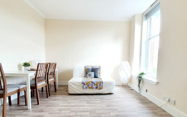 Gorgeous, Light & Airy Apartment in the Heart of the West End, Close to SEC and Hydro