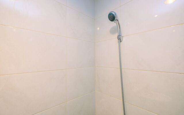 Homey And Relaxing Studio Grand Dhika City Apartment