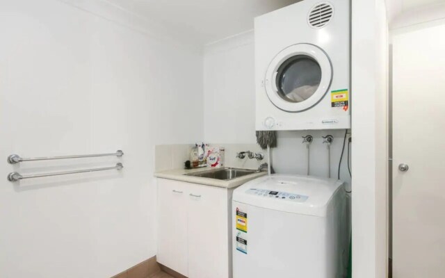 Modern 2 Bedroom River View Apartment in Docklands