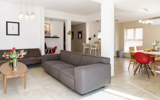 Penthouse & Terrace near Hilton by FeelHome