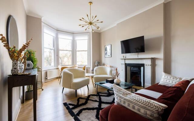 The Ealing Escape - Elegant 2BDR Flat With Parking