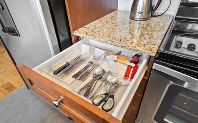 Old Montreal Street View 2BR Loft Hotel