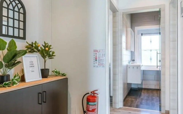 Spacious House With Garden and Parking