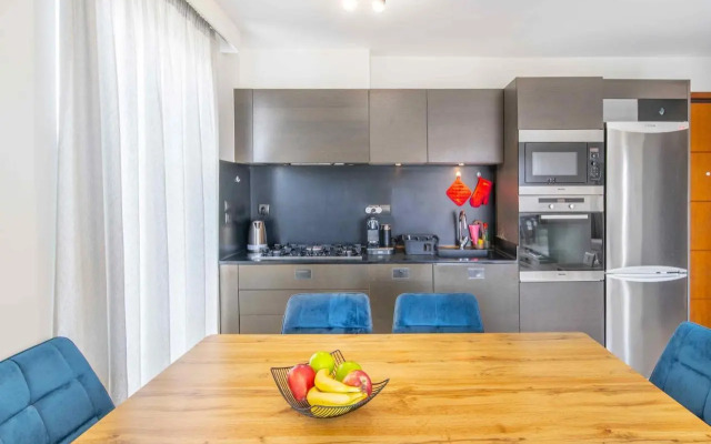 Lis153 by Smart Cozy Suites - Top Floors with Amazing City View - Available 24hr
