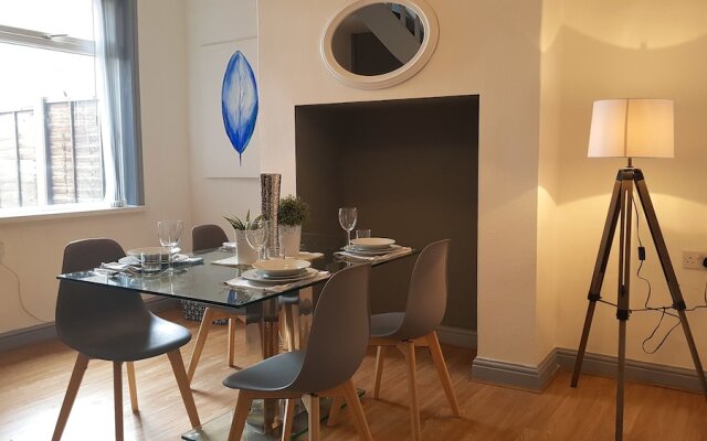Ideal Home away in Smithalls, Bolton