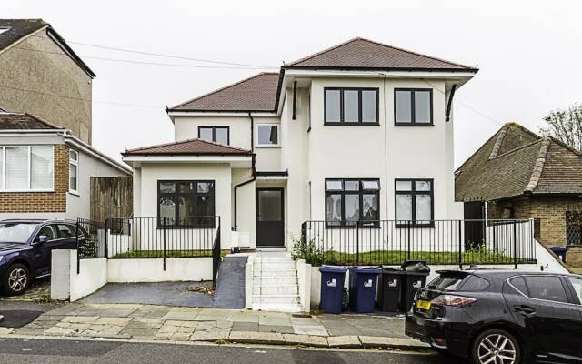 Beautiful 3 Bed Abode in Hanwell