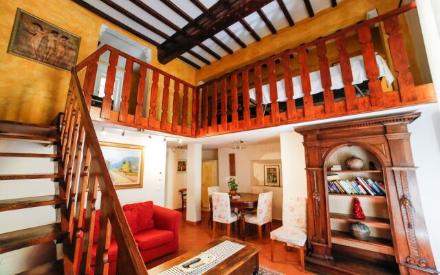 Traditional apt Close to The Duomo - private yard!