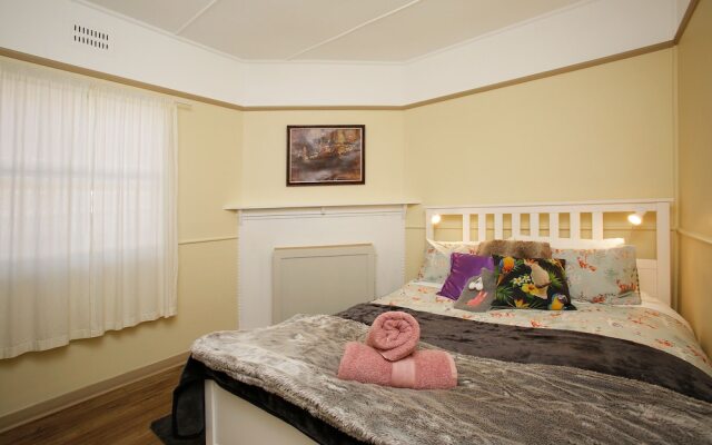 Tullys Hut - Walk to Hikes, Waterfalls, Views