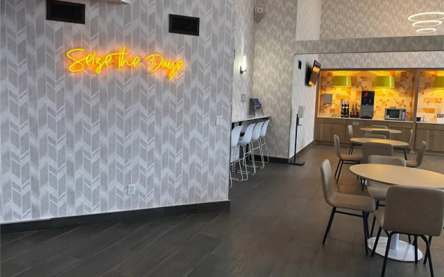 Days Inn & Suites by Wyndham Wausau