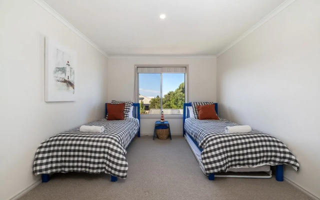 Large Upstairs Family Stay Near Middleton Beaches – Guest Rooms – Middleton