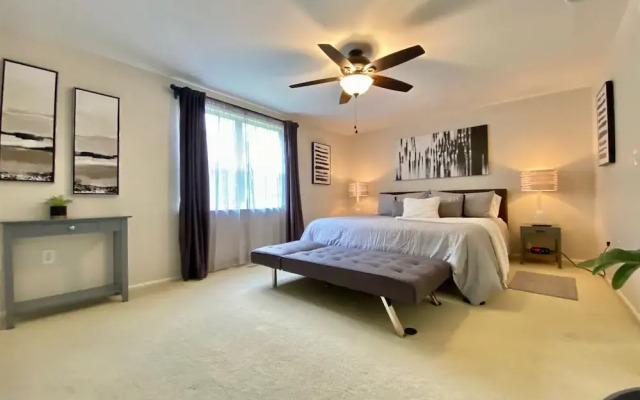 Top Rated Townhome - Our Reviews say it All. Large Discount During Pandemic. Self Checkin, Pet Friendly! Super-host Support