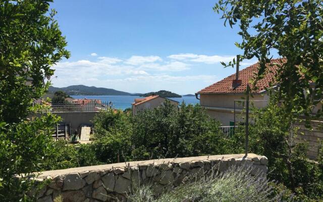 Private studio apartment with a garden and a terrace