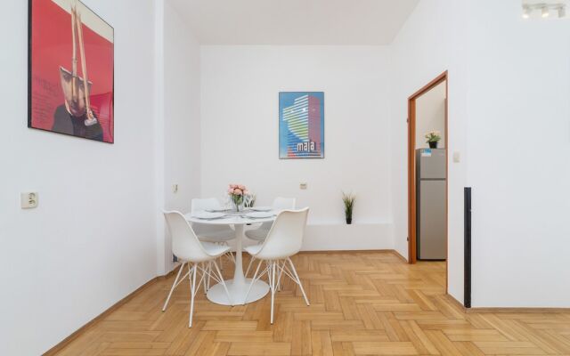 Krakow Main Square Apartment by Renters